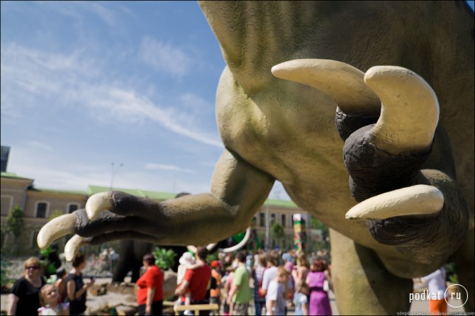 Динозавры в городе, фото Сергея Степаненко
