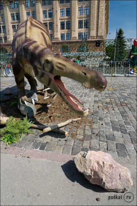Динозавры в городе, фото Сергея Степаненко