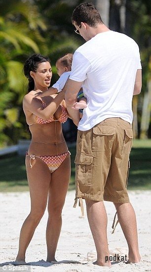 Ким Кардашиян на пляже с бойфрендом