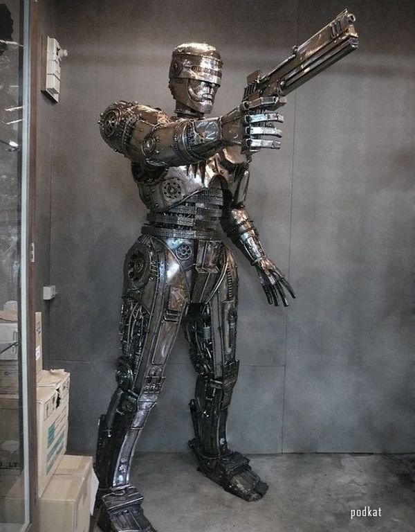 Скульптура Робокопа из металлолома в стиле стимпанк