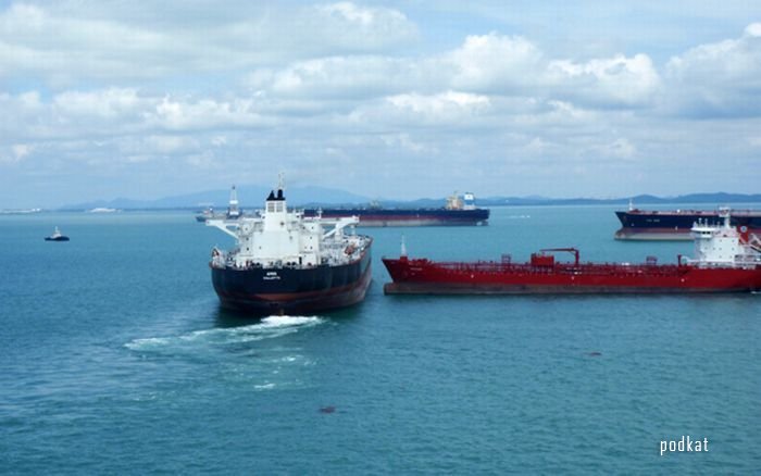 В Сингапуре два танкера разошлись буквально в сантиметрах
