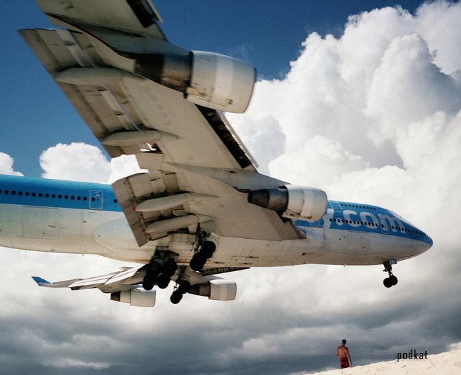 Экстремальный загар под крыльями самолетов... Фотограф Thomas Prior