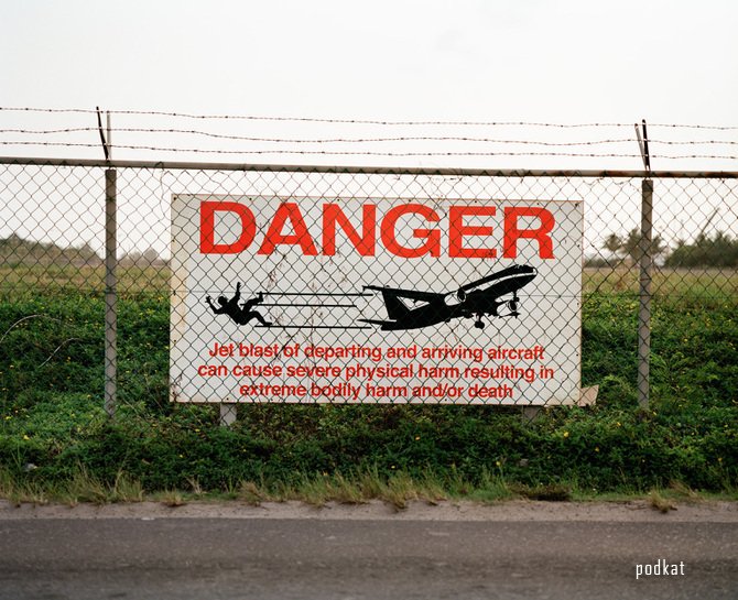 Экстремальный загар под крыльями самолетов... Фотограф Thomas Prior