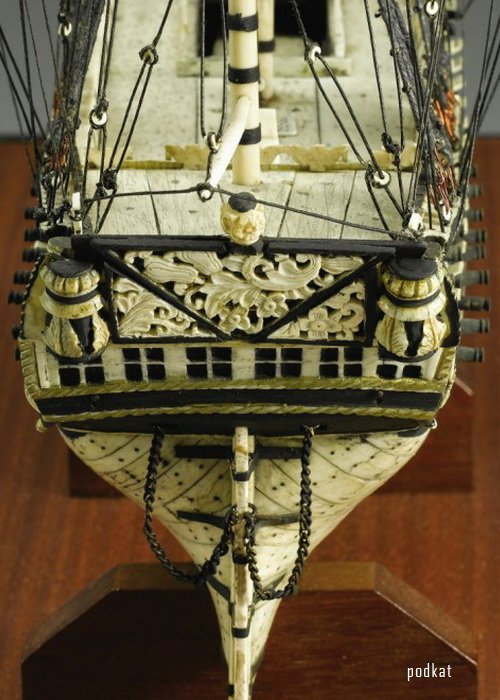 Необычное хобби: модели кораблей... из человеческих костей