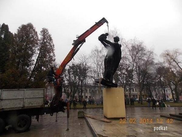 Во Львове сносят памятник солдату...