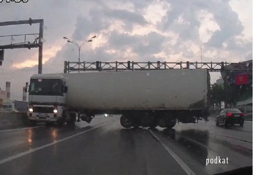 Подборка аварий грузовиков фур Июль ч.2